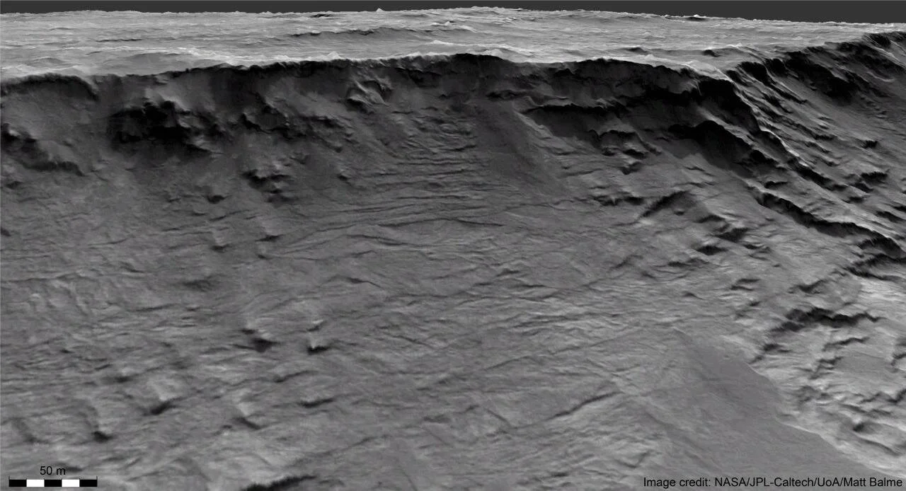 Vista en escala de grises de un pronunciado escarpe rocoso en Marte, con escala de 50 metros, captada por NASA/JPL-Caltech.
