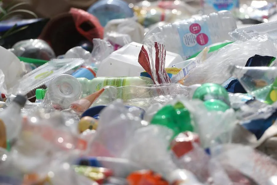 Gran cantidad de residuos plásticos mezclados, incluyendo botellas, bolsas, envases y embalajes de distintos colores.