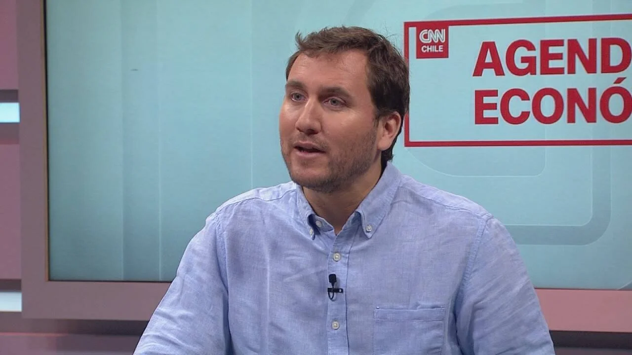 Hombre con camisa celeste habla en el estudio del programa Agenda Económica de CNN Chile.