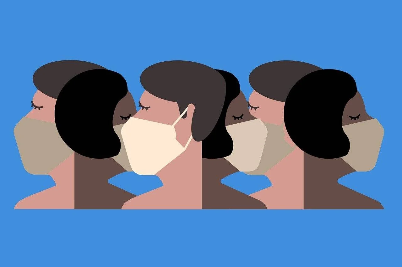 Ilustración de varias personas de distintas etnias usando mascarillas protectoras, vistas de perfil sobre fondo azul.