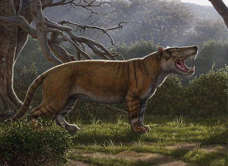Reconstrucción artística de un gran felino prehistórico con la boca abierta en un entorno boscoso.