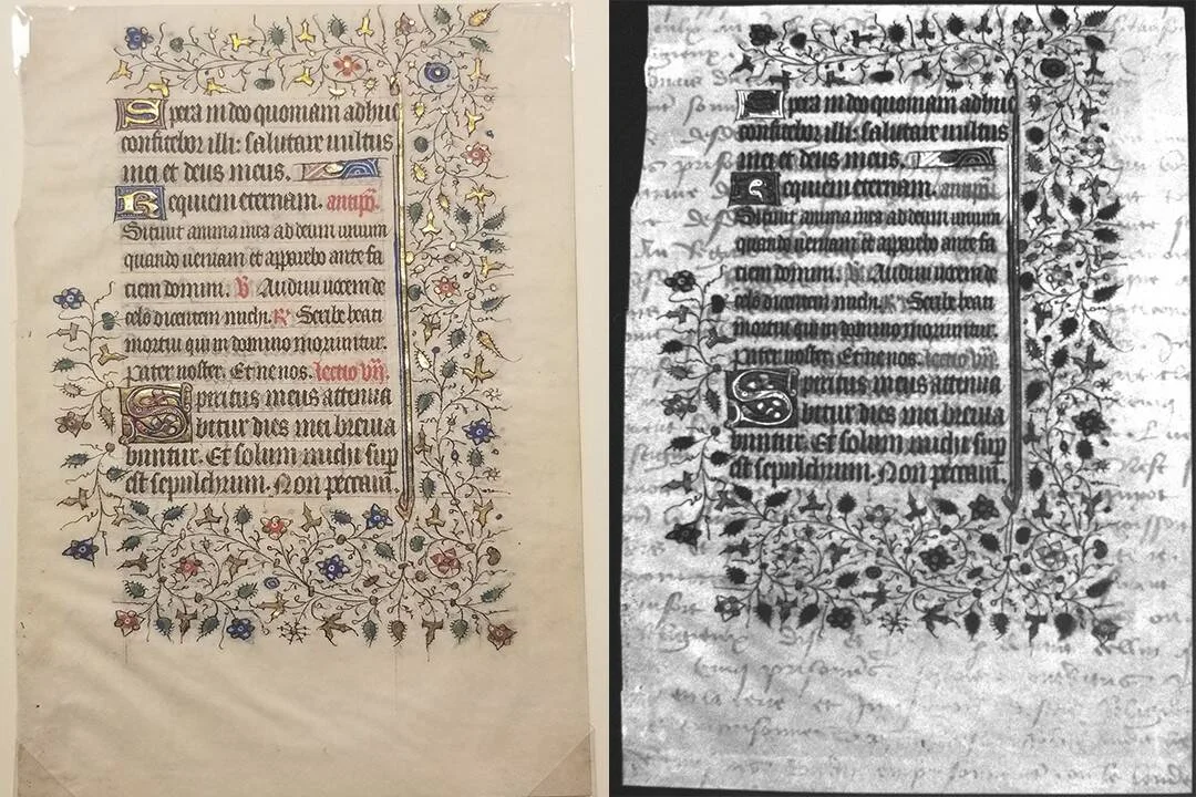 Folio de libro de horas medieval con iluminaciones florales en color (izquierda) y su imagen infrarroja que revela texto oculto bajo el pergamino (derecha).