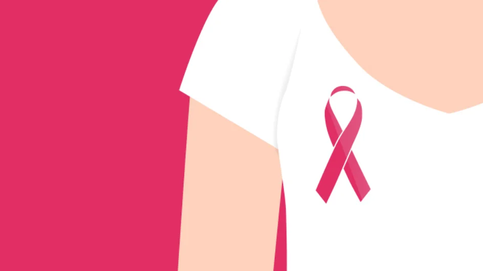 Figura femenina con camiseta blanca que lleva el lazo rosa, símbolo de concienciación sobre el cáncer de mama.