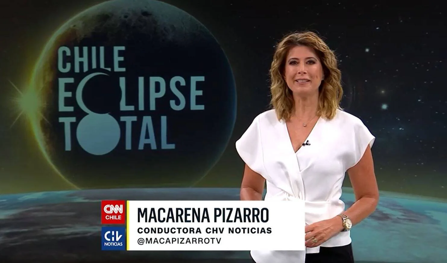 Macarena Pizarro, conductora de CHV Noticias, presenta la cobertura especial del eclipse total en Chile para CNN Chile.
