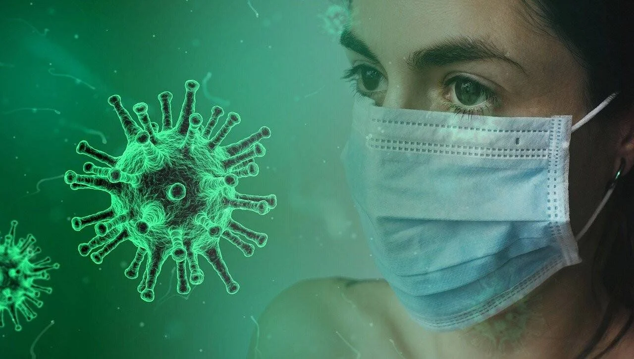Mujer con mascarilla quirúrgica junto a una representación 3D de un virus, simbolizando protección ante enfermedades infecciosas.