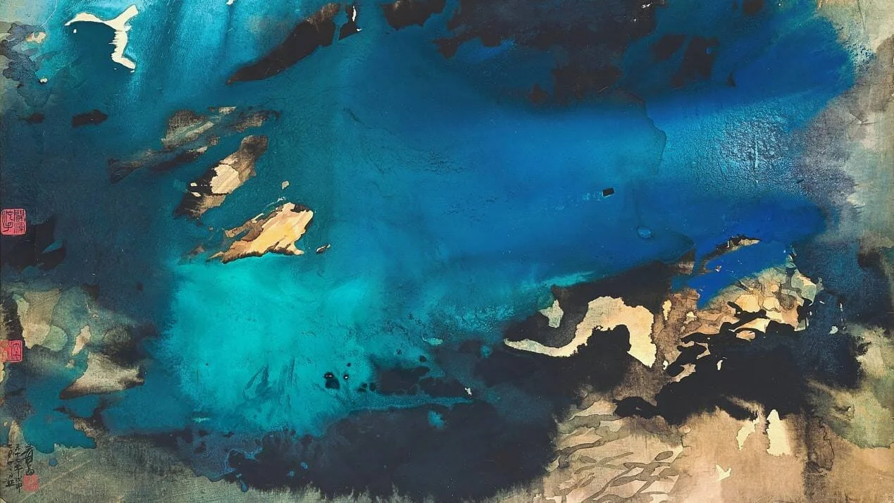 Pintura abstracta con tintas en tonos azul turquesa, negro y ocre, con sellos rojos en el margen izquierdo, evocando paisaje aéreo marino.