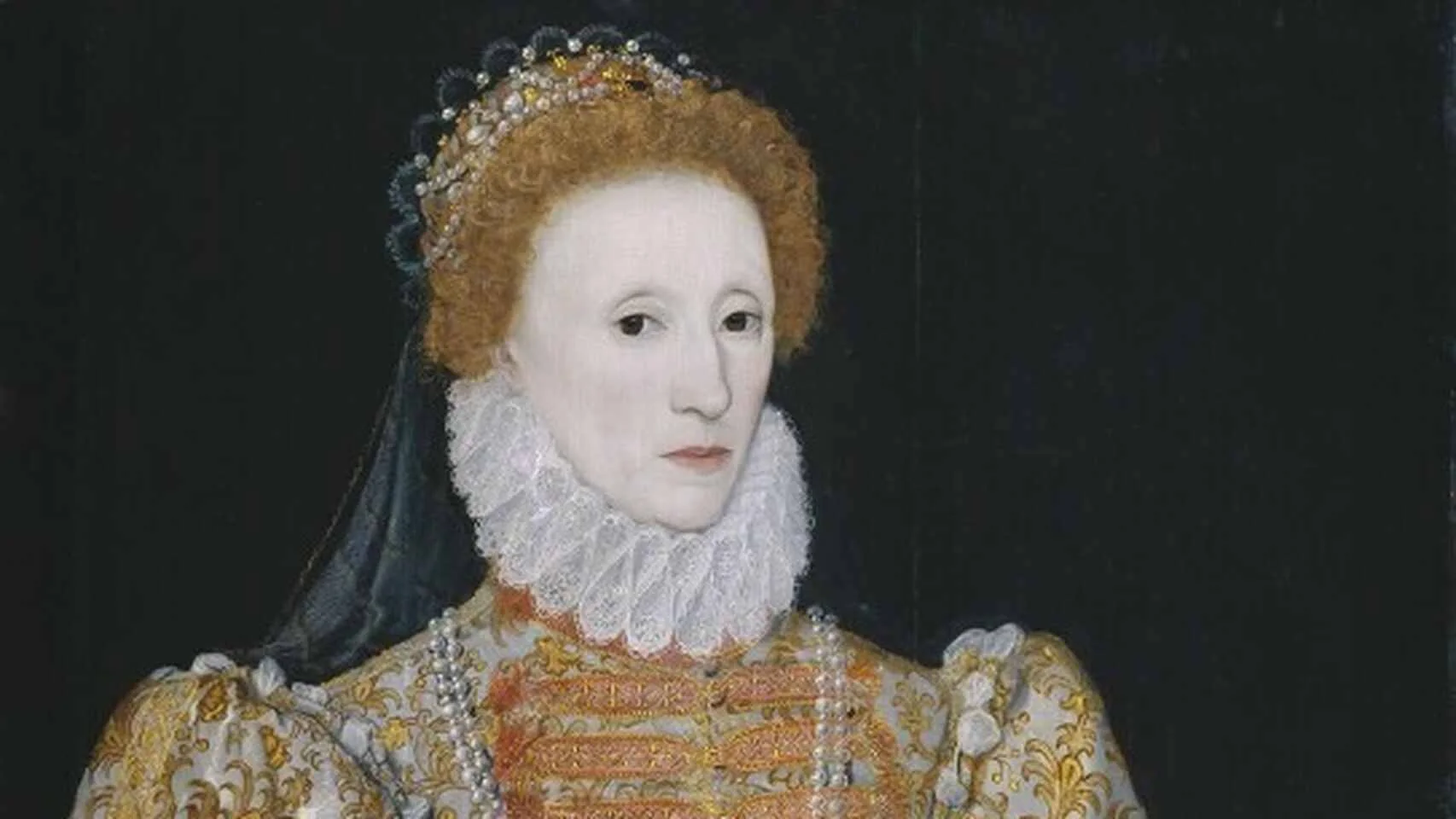 Pintura al óleo de una reina isabelina con cabello rojizo, diadema de perlas, gorguera de encaje y vestido bordado en oro.