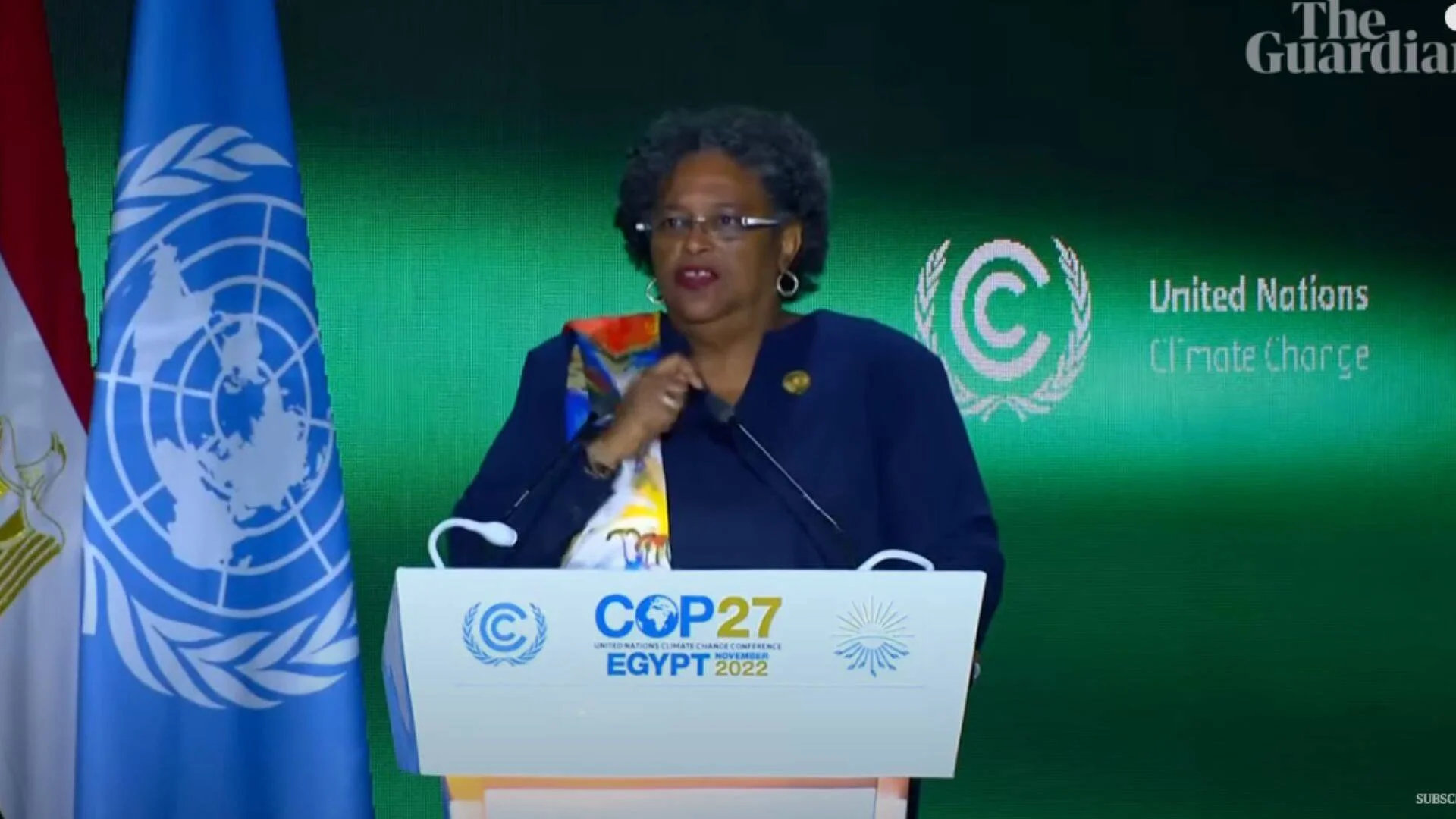 Una mujer habla en el podio de la Conferencia de las Naciones Unidas sobre el Cambio Climático COP27, celebrada en Egipto en noviembre de 2022.