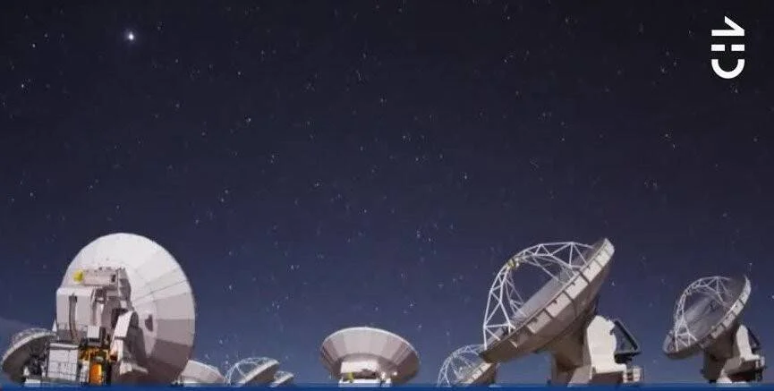 Conjunto de antenas de radiotelescopio apuntando al cielo nocturno estrellado en un observatorio astronómico.