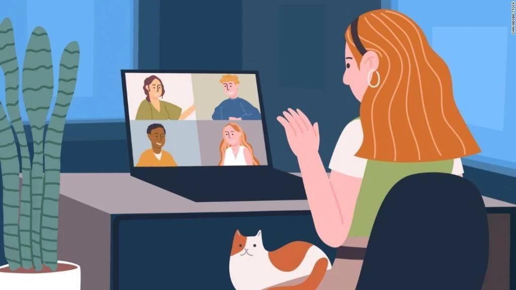 Ilustración de una mujer participando en una videollamada con cuatro personas en su laptop, acompañada por un gato, trabajando desde casa.