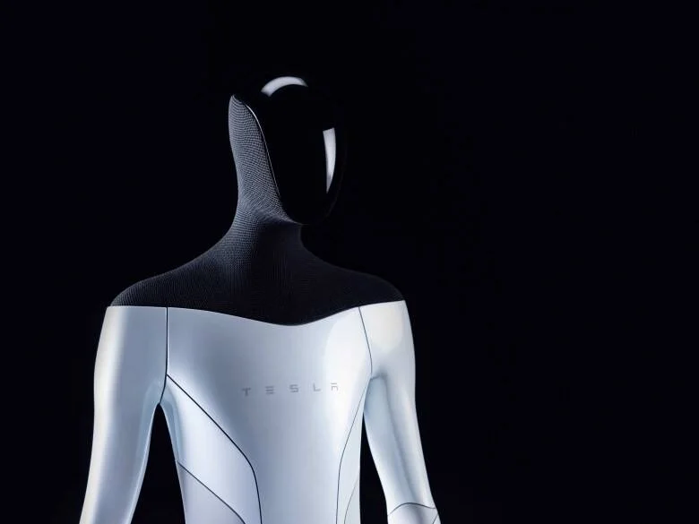 Robot humanoide Tesla Optimus con cuerpo blanco, cuello y cabeza negros, sobre fondo oscuro.
