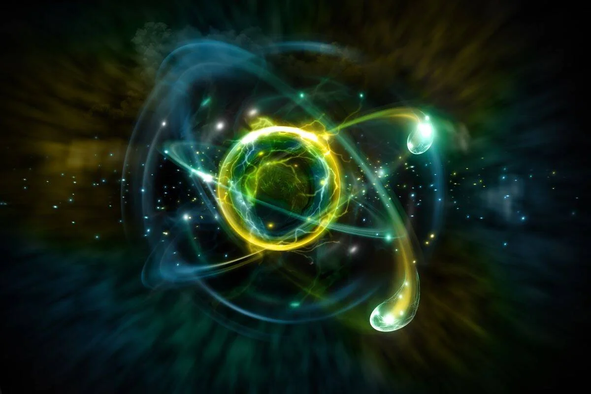 Representación artística de un átomo con núcleo luminoso verde-amarillo y electrones en órbita sobre fondo oscuro.