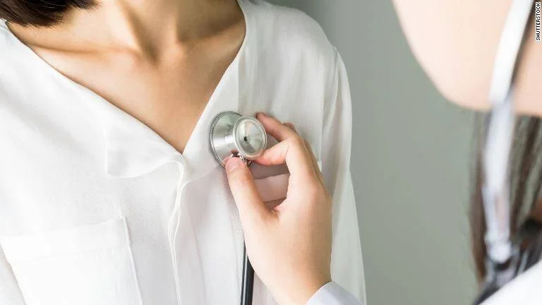 Un médico aplica un estetoscopio sobre el pecho de un paciente durante una revisión clínica.