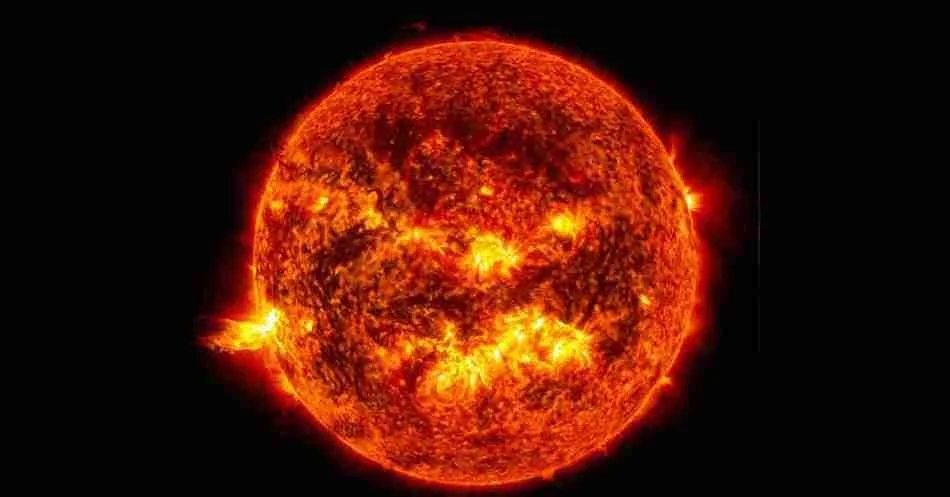 El Sol visto desde el espacio con llamaradas solares en su superficie y prominencias en los bordes, captado en luz ultravioleta.