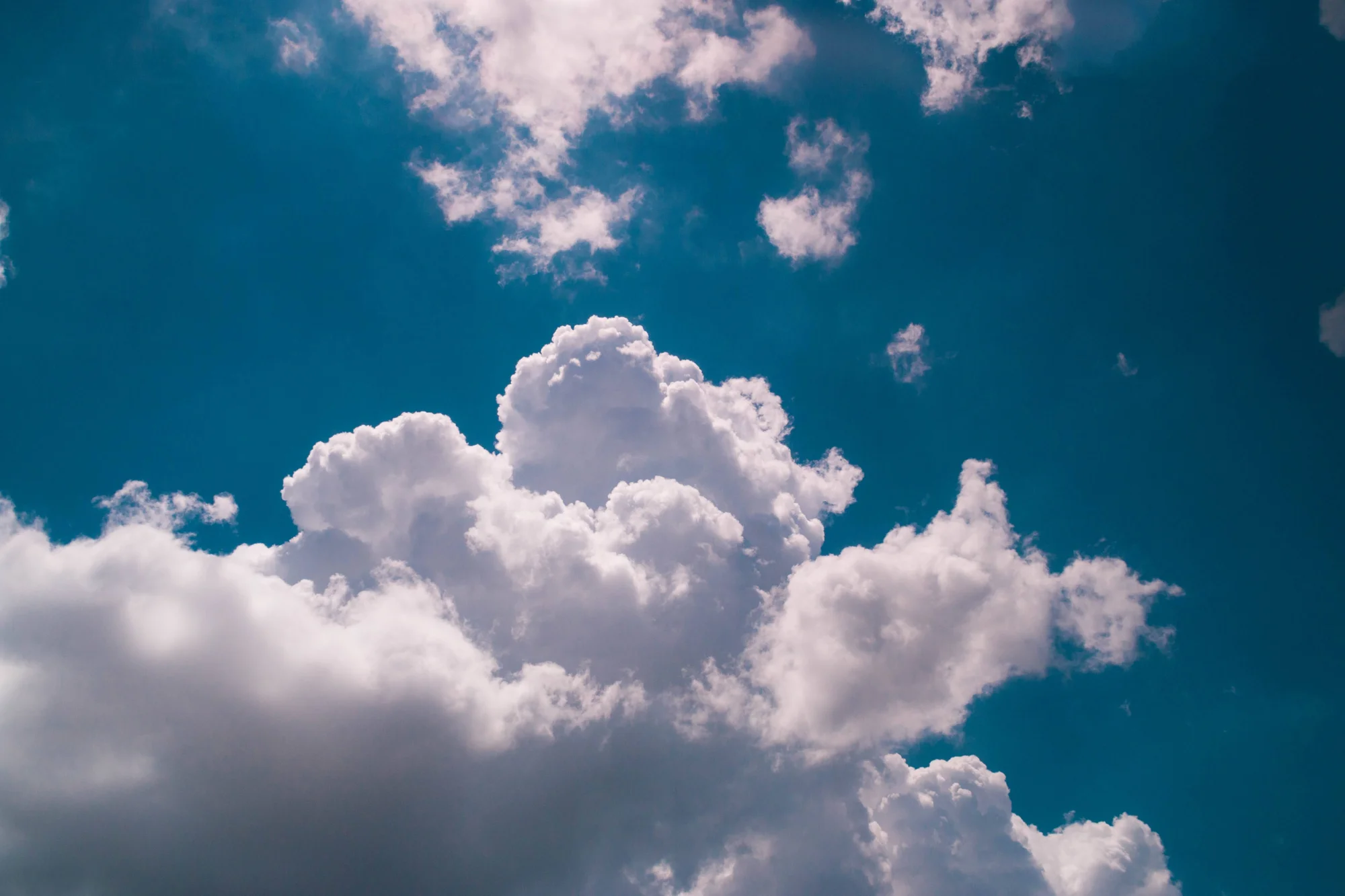 Grandes nubes cúmulos blancas sobre un cielo azul intenso en un día despejado.