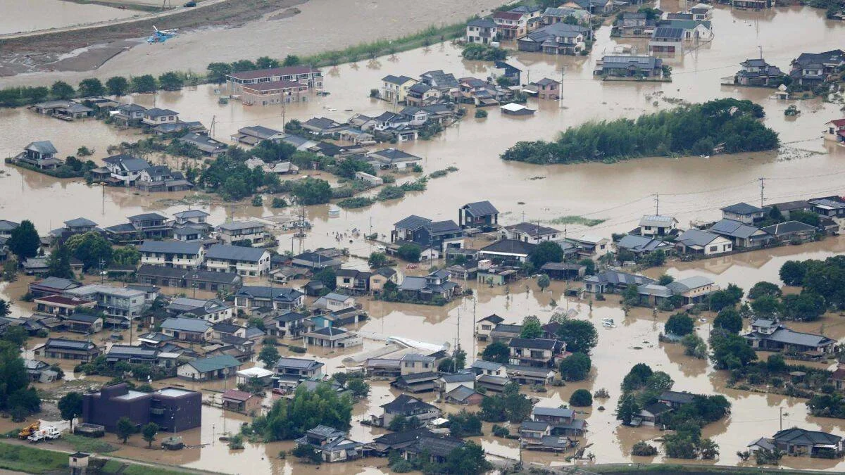 Barrio residencial completamente inundado por aguas marrones, con decenas de viviendas rodeadas por la crecida.