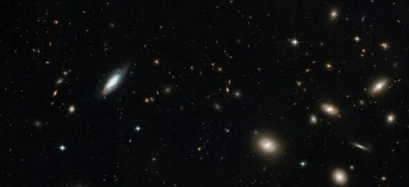 Campo de galaxias espirales y elípticas dispersas sobre el fondo negro del espacio profundo.