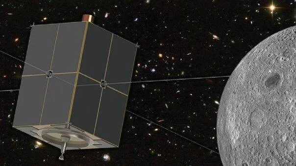 Ilustración artística de un pequeño satélite cubesat aproximándose a la superficie de la Luna en el espacio profundo.