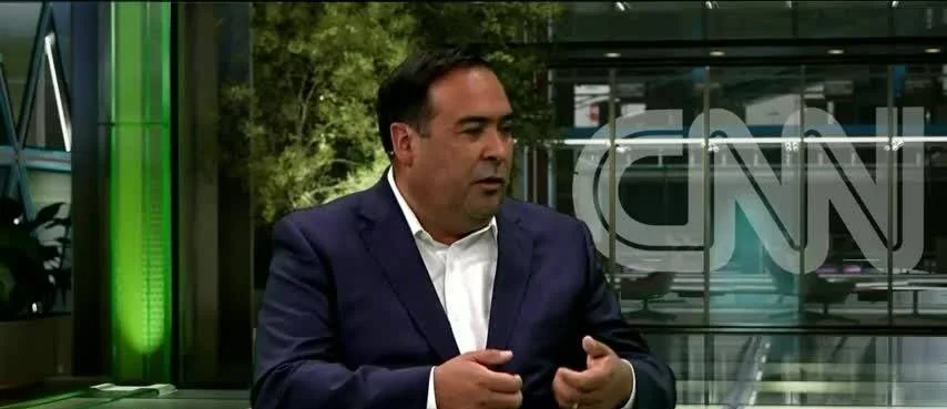 Hombre con traje azul marino habla durante una entrevista en el estudio de CNN.