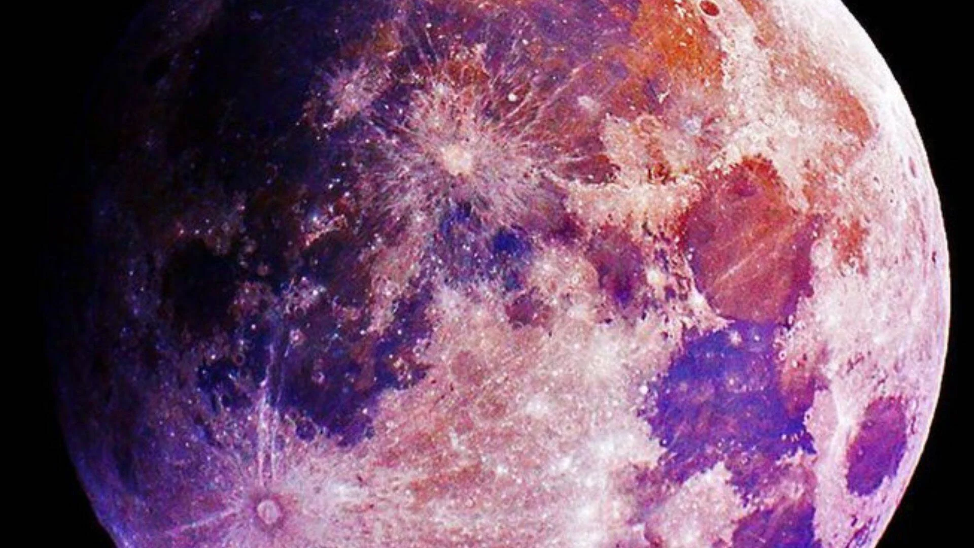 Fotografía de la Luna llena con colores realzados que muestran cráteres y variaciones geológicas en tonos rojo, azul y violeta.