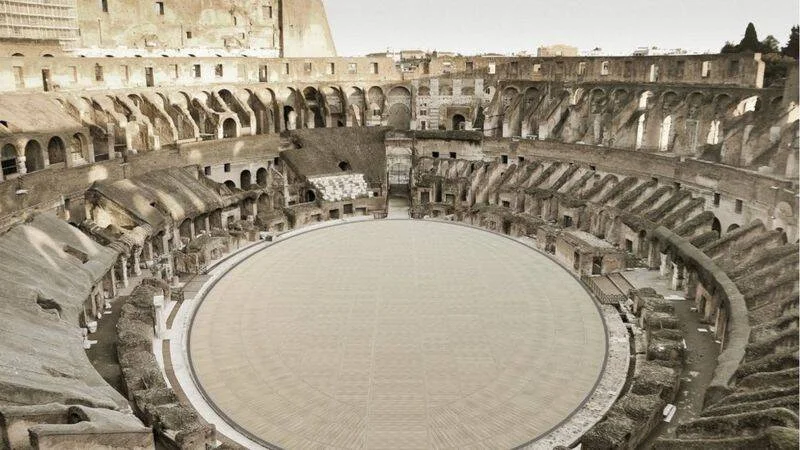 Vista interior del Coliseo de Roma con el suelo de la arena restaurado y las gradas históricas en ruinas alrededor.