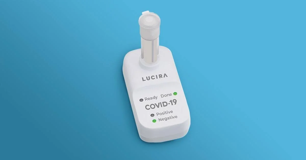 Dispositivo de prueba rápida Lucira para COVID-19 con indicadores LED de resultado positivo y negativo.
