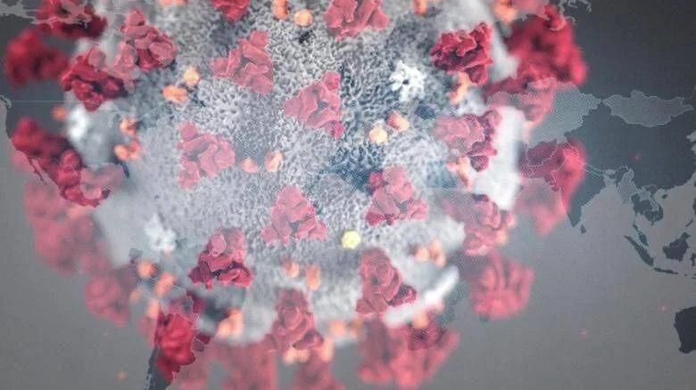 Representación tridimensional del coronavirus con sus proteínas spike rojas sobre fondo de mapa mundial.