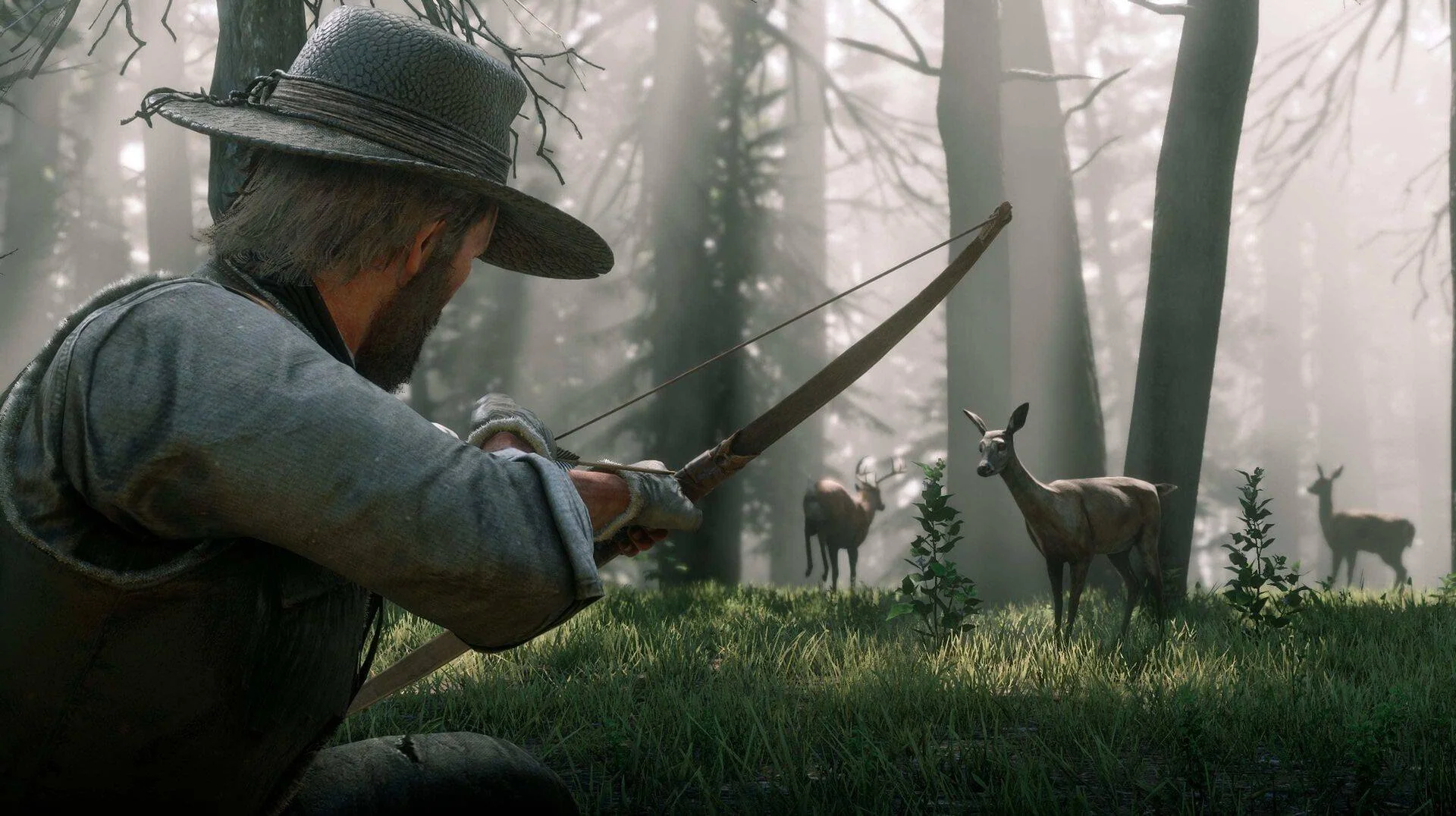 Personaje de videojuego con sombrero apunta con arco y flecha a tres ciervos en un bosque neblinoso.