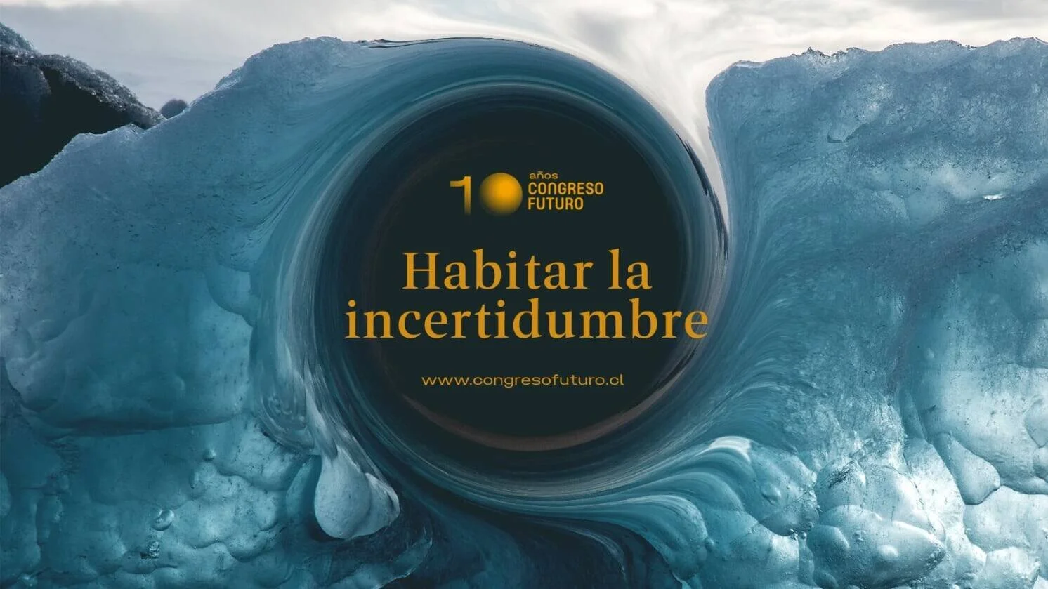 Afiche del décimo aniversario de Congreso Futuro con el lema 'Habitar la incertidumbre' sobre fondo de glaciar azul.