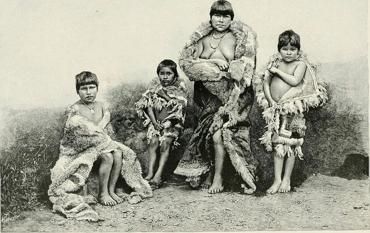 Grabado antiguo en blanco y negro de una mujer indígena adulta con tres niños, todos cubiertos con pieles de animal, posando al aire libre.