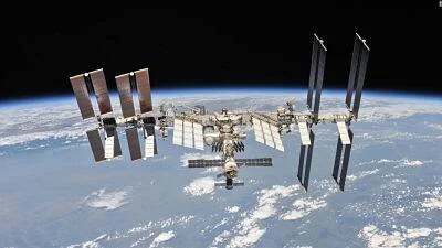 La Estación Espacial Internacional con sus paneles solares desplegados orbita sobre la Tierra.