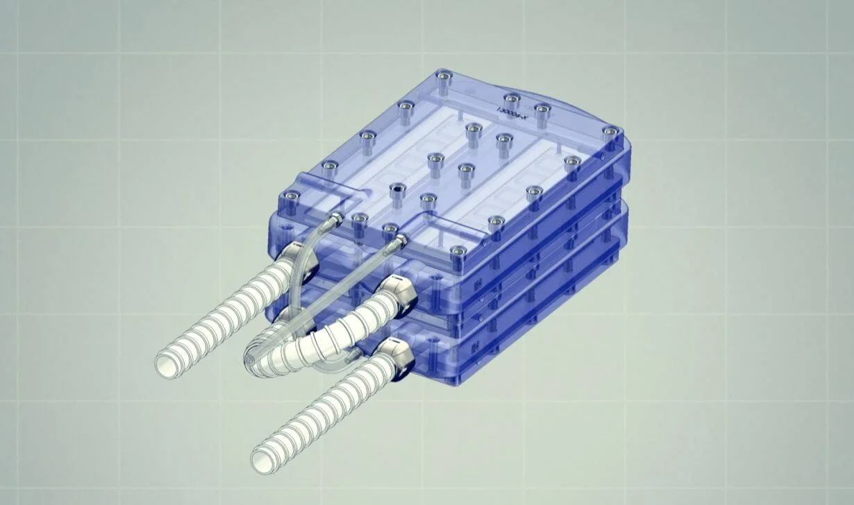 Modelo 3D de una celda de combustible de hidrógeno de carcasa azul translúcida con tubos y conectores blancos.