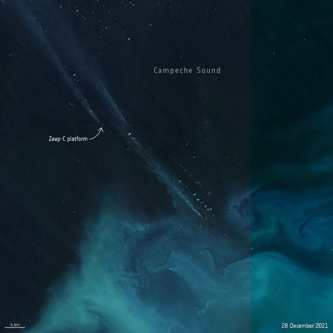 Vista satelital del 28 de diciembre de 2021 que muestra un derrame de hidrocarburos desde la plataforma Zaap-C en el Golfo de Campeche, México.