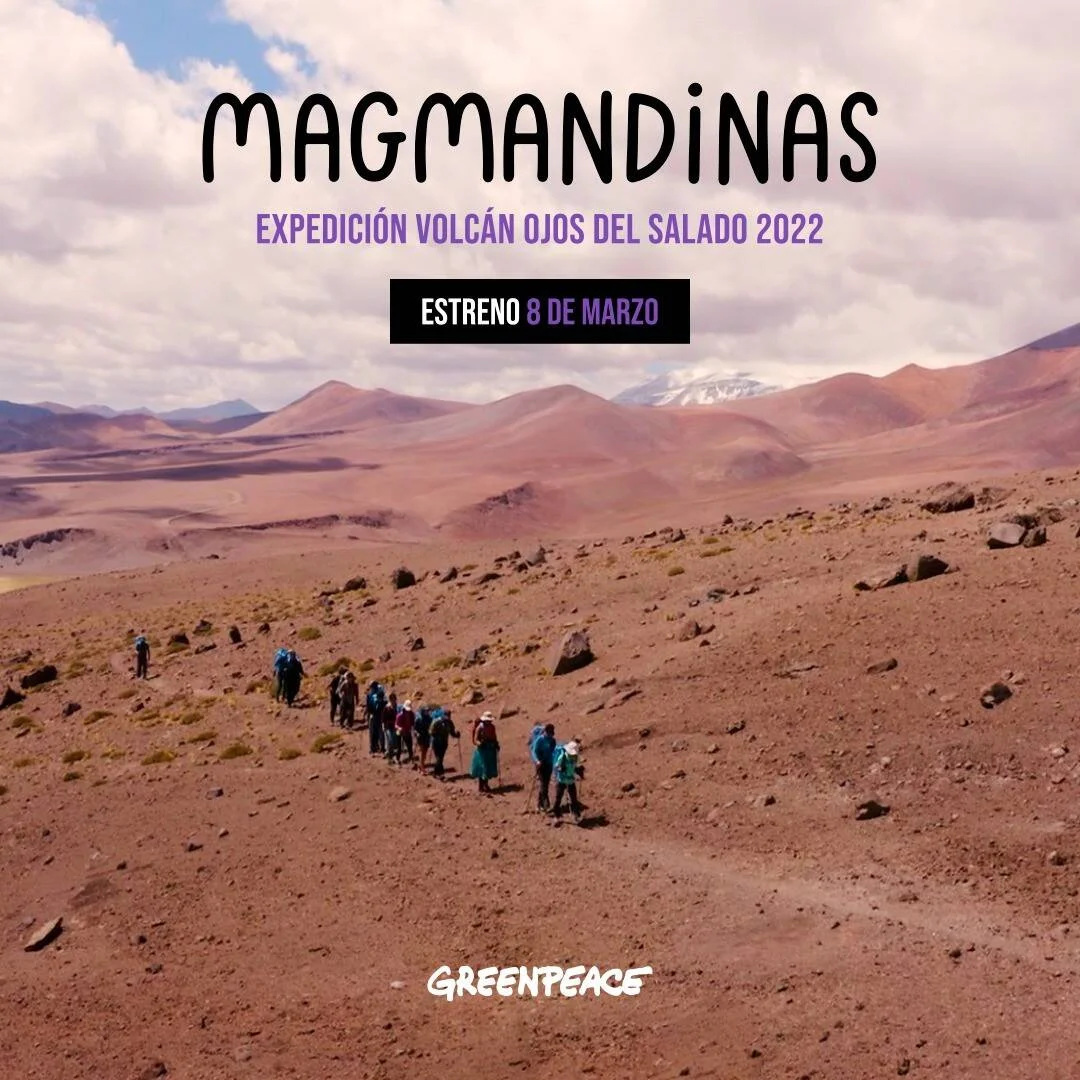 Grupo de expedicionarias atraviesa el paisaje árido andino en la expedición Magmandinas al volcán Ojos del Salado 2022, organizada por Greenpeace.