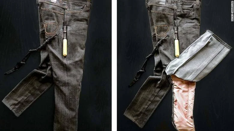 Par de jeans oscuros que muestra un compartimento secreto desplegable en la pierna, cerrado y abierto, revelando forro plateado y rosa.