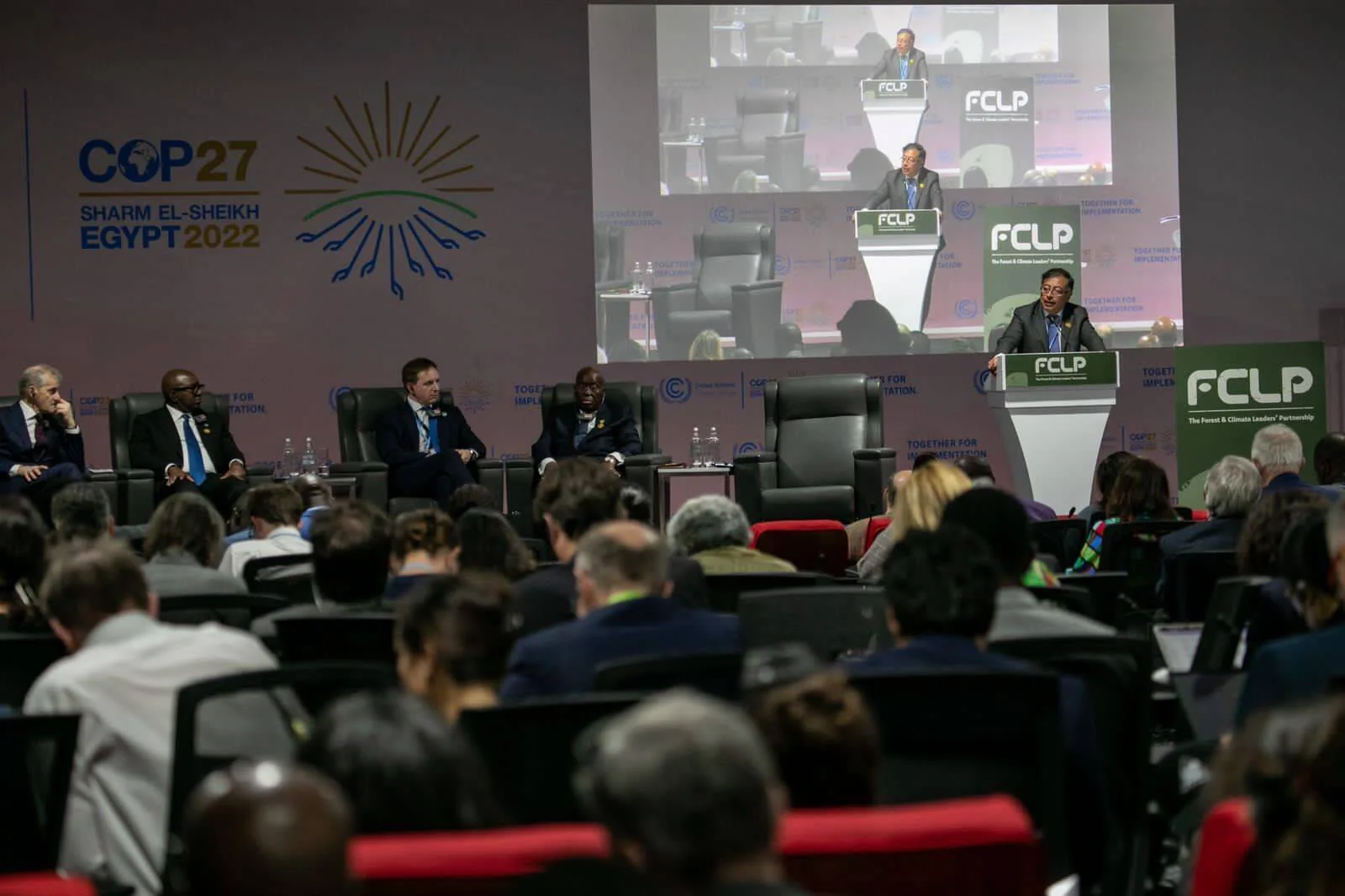Líder en el podio del Forest & Climate Leaders' Partnership durante la COP27 en Sharm el-Sheij, Egipto, ante una audiencia numerosa.
