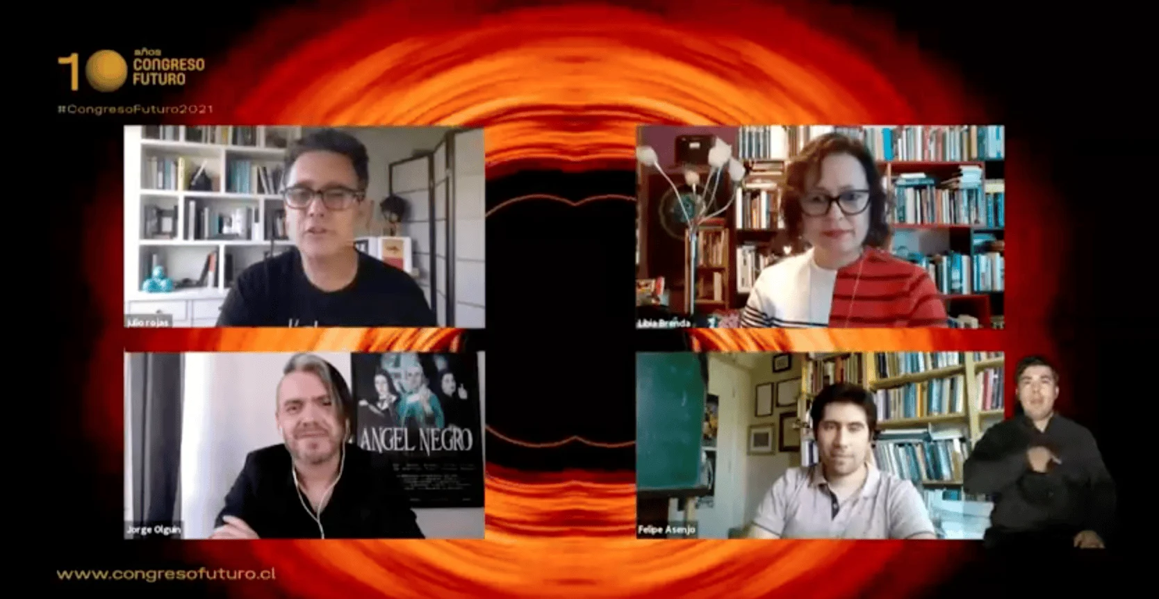 Cuatro panelistas conectados por videollamada en el Congreso Futuro 2021, identificados como Julio Rojas, Libia Brenda, Jorge Olguín y Felipe Asenjo, con intérprete de lengua de señas.
