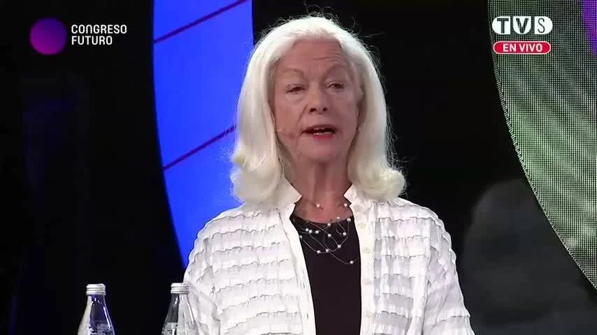 Mujer de cabello blanco habla en el escenario del Congreso Futuro, transmitido en vivo por TVS.