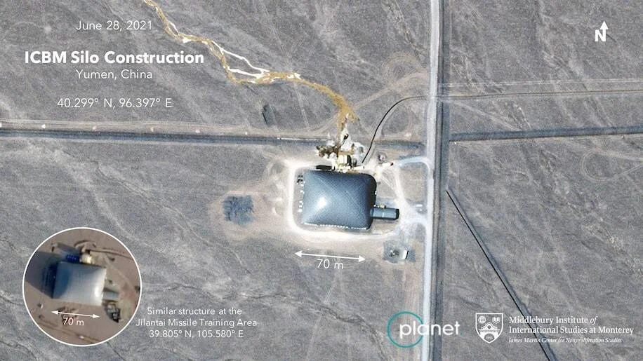 Imagen satelital del 28 de junio de 2021 muestra la construcción de un silo para misiles balísticos intercontinentales en Yumen, China.