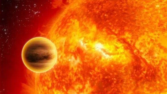 Ilustración artística de un planeta gigante gaseoso orbitando muy cerca de una estrella en llamas.