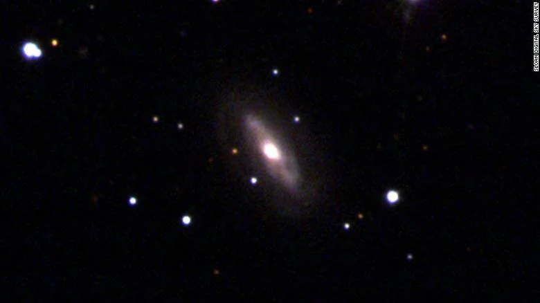 Galaxia espiral con núcleo brillante rodeada de estrellas sobre fondo negro del universo, captada por el Sloan Digital Sky Survey.
