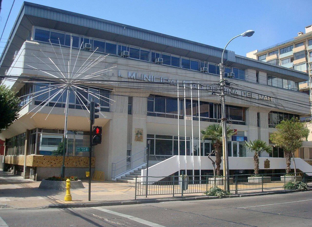 Edificio de la Municipalidad de Viña del Mar visto desde la calle, con letrero institucional visible en la fachada.