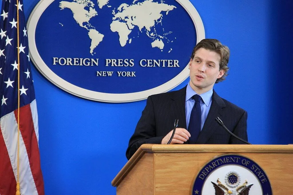 Un hombre de traje oscuro habla en el podio del Departamento de Estado en el Foreign Press Center de Nueva York.