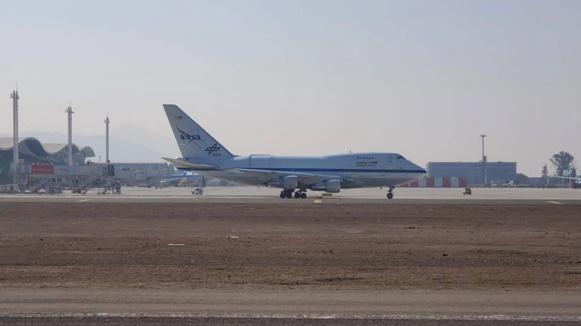 El observatorio volante SOFIA, operado por NASA y DLR, rueda por la pista de un aeropuerto.