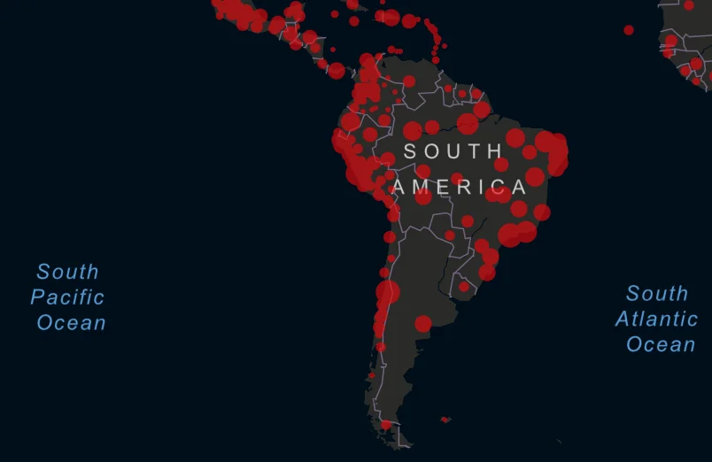 Mapa oscuro de América del Sur con puntos rojos de distintos tamaños que indican concentración de casos por región.