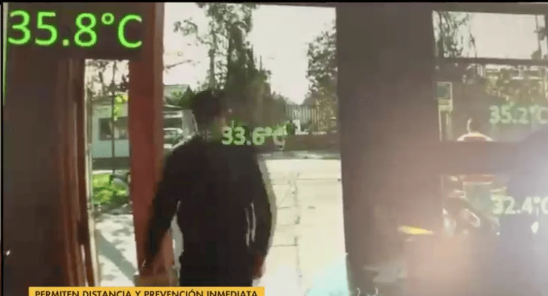 Cámara termográfica detecta la temperatura corporal de personas en una entrada, mostrando lecturas de entre 32 y 35,8 °C.