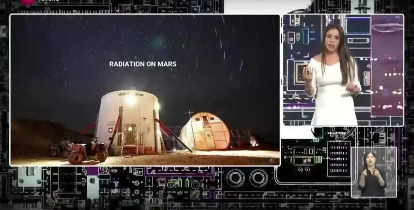 Conductora de noticias presenta un informe sobre radiación en Marte, con imagen de hábitat espacial simulado de noche.
