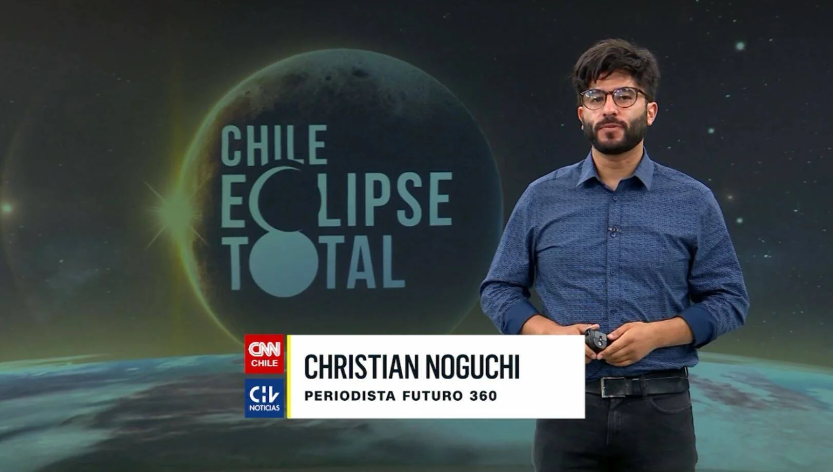 Christian Noguchi, periodista de Futuro 360 en CNN Chile y CHV Noticias, frente a la pantalla con el título 'Chile Eclipse Total'.