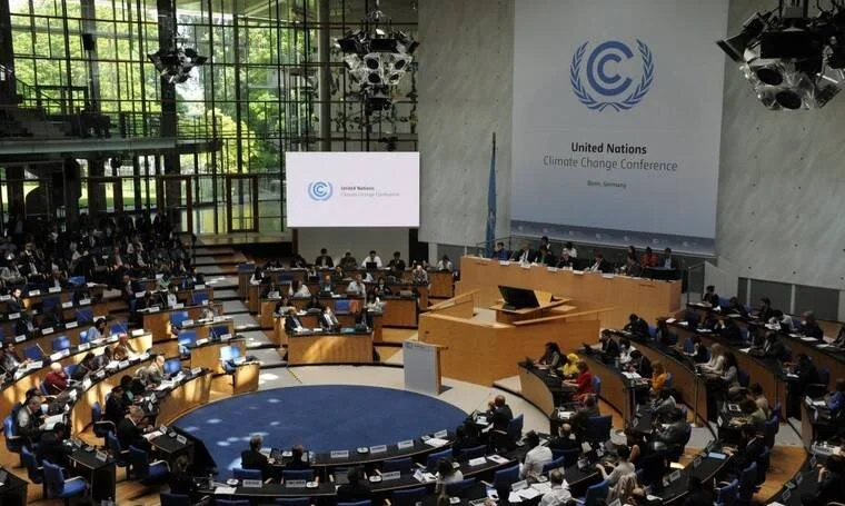 Plenario de la Conferencia de las Naciones Unidas sobre Cambio Climático celebrada en Bonn, Alemania, con delegados sentados en el hemiciclo.