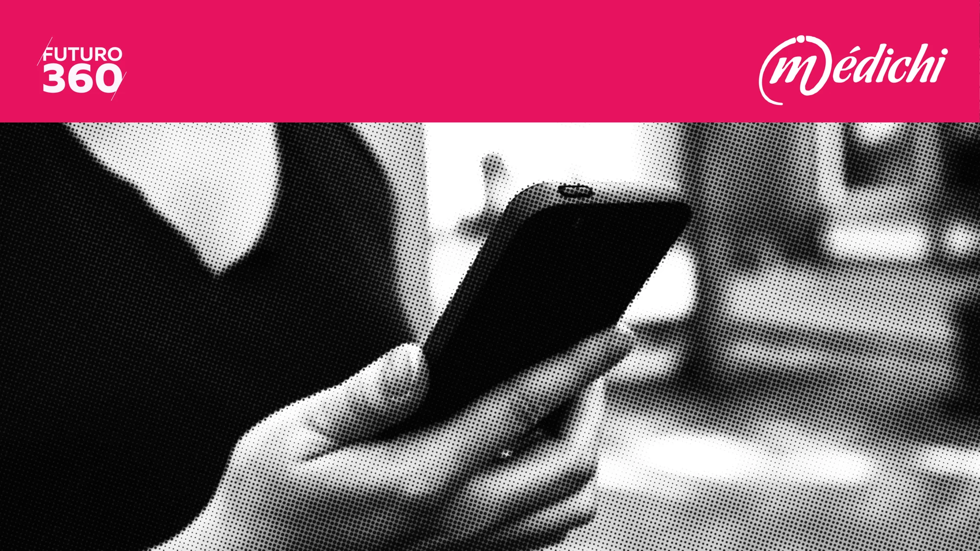 Manos sosteniendo un teléfono inteligente, con los logos de Futuro 360 y Médichi en la parte superior.